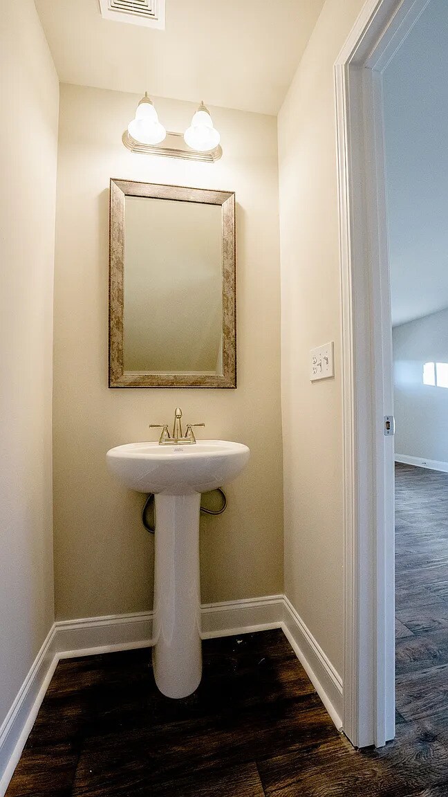 Building Photo - 2 Bedroom 1.5 Bathroom