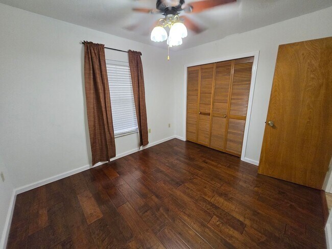 Building Photo - Springtree - Beautiful, spacious home