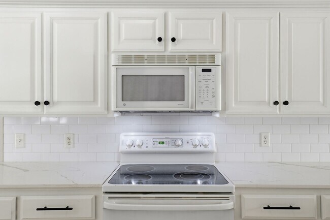 Building Photo - 4900 Cypress Lake Dr