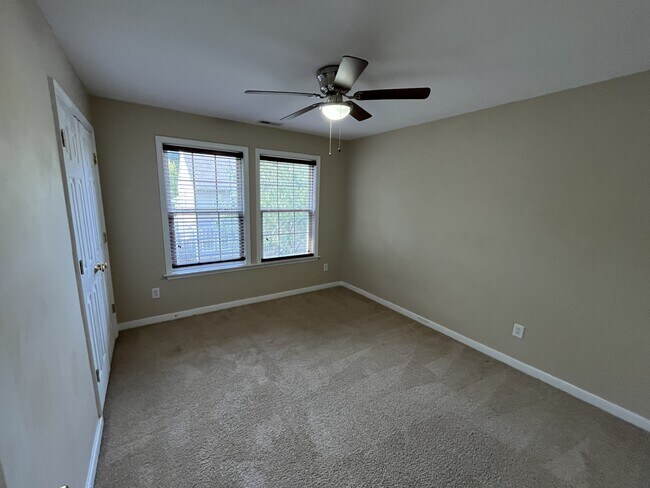 Building Photo - 410 Queensbury Ln