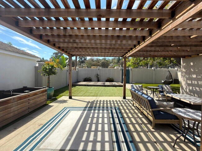 Building Photo - **2025 Euclid Ave Long Beach** Beautiful 3 bedroom 2 bath !!2 weeks free OAC!!