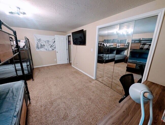 Building Photo - 1504 Spring Ln