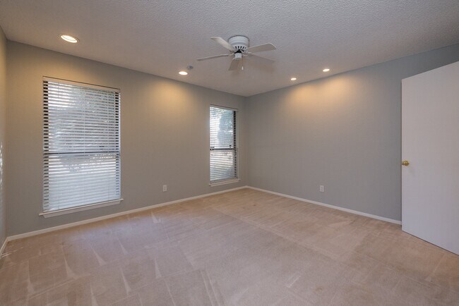 Building Photo - 2 Bedroom, 2 Bath in Overton South