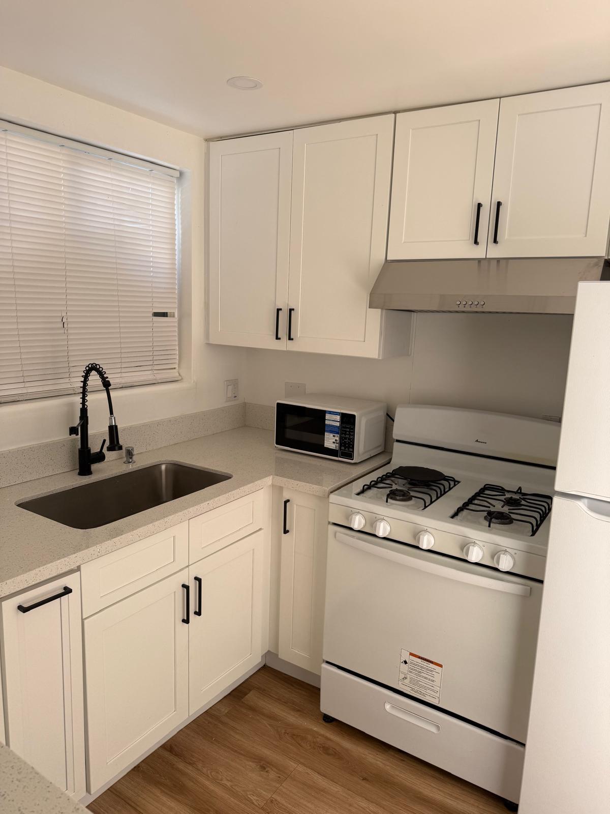 Building Photo - 6624 1/2 Blewett Ave