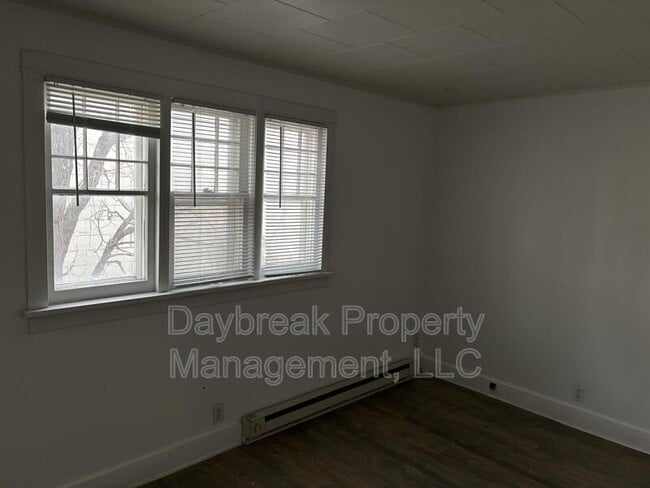 Building Photo - 6 11th St S