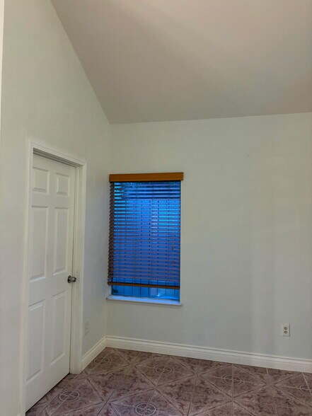 Building Photo - 6105 Ambergrove St