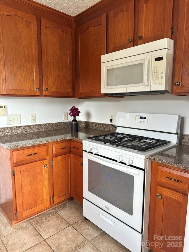 Building Photo - 5316 Oaktree Dr