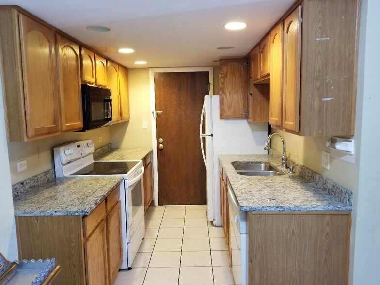 Building Photo - 12817 Carriage Ln
