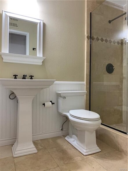 Building Photo - 5201 Thorn Tree Ln