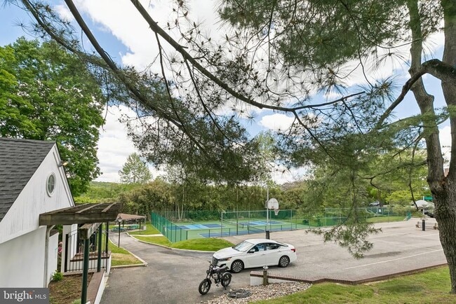 Building Photo - 1740 Oakwood Terrace