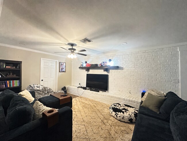 Building Photo - BEAUTIFUL CUSTOM HOME