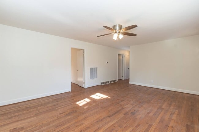 Building Photo - Gorgeous Three Bedroom Home!