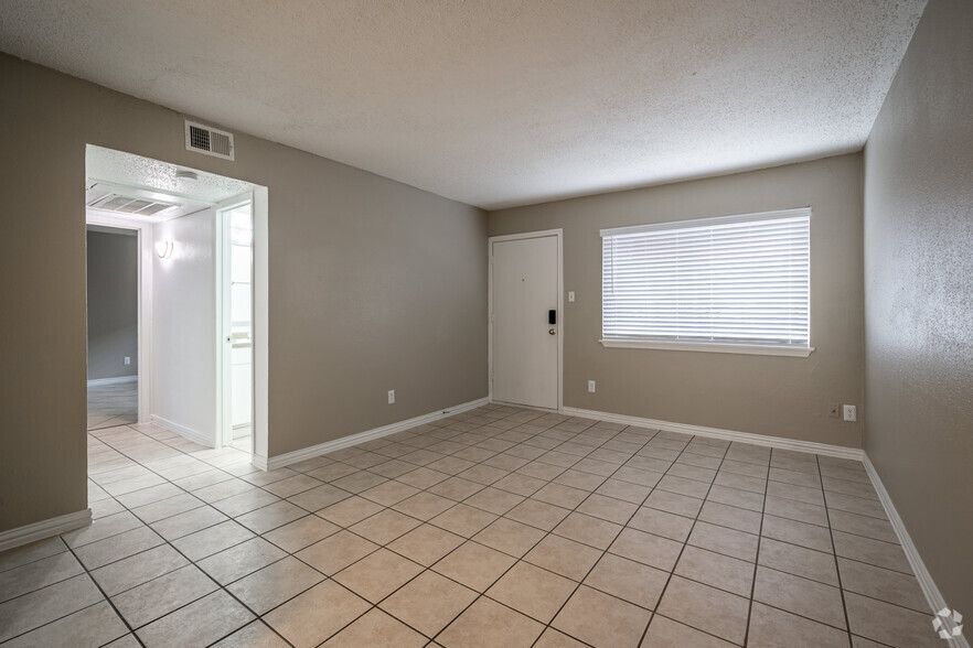 2BR, 1BA - 800SF - The Citadel at Med Center Houston Apartments