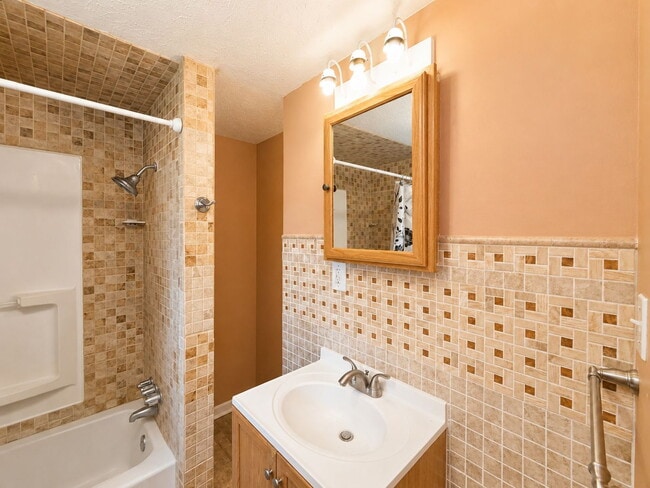 Building Photo - Affordable & Low-Maintenance 1BR Apartment – Comfortable Living Made Easy