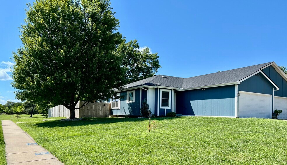 Large corner lot - 1019 SW Kent Pl