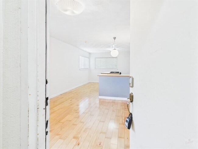 Building Photo - 304 E 33rd St