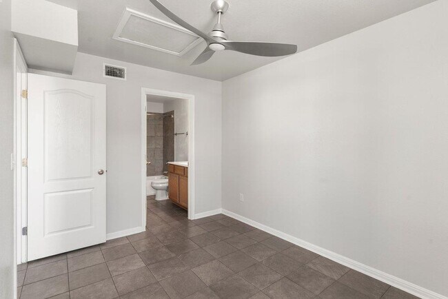 Building Photo - 1600 Arbor Knot Dr