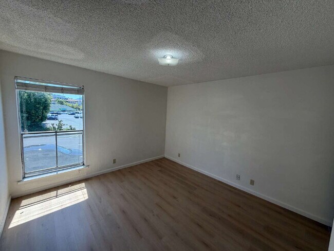Building Photo - "Charming 2-Bed Oasis with Granite Countertops in Concord's Heart!"