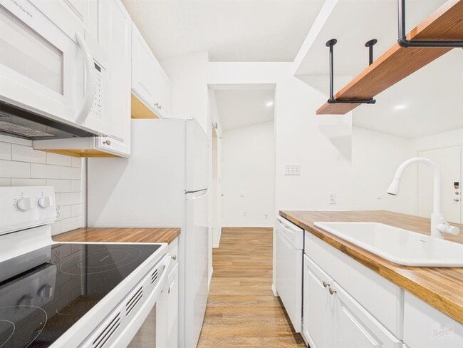 Building Photo - 1305 Hollow Creek Dr