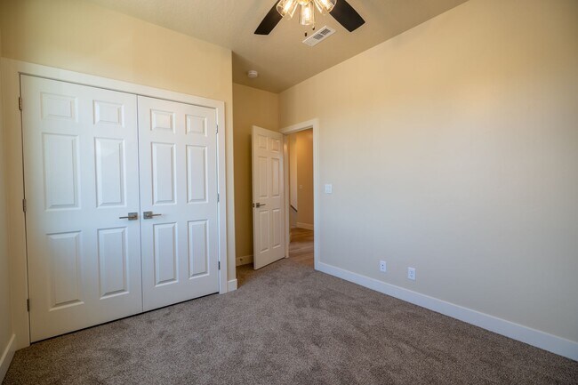 Building Photo - Newer Townhome Near Utah Tech