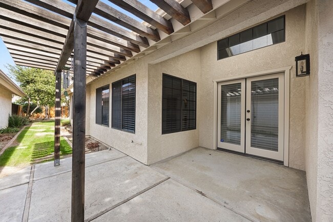 Building Photo - Beautiful Home in the Vineyards!