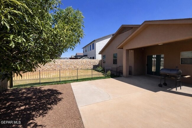 Building Photo - 5525 Jim Castaneda Dr