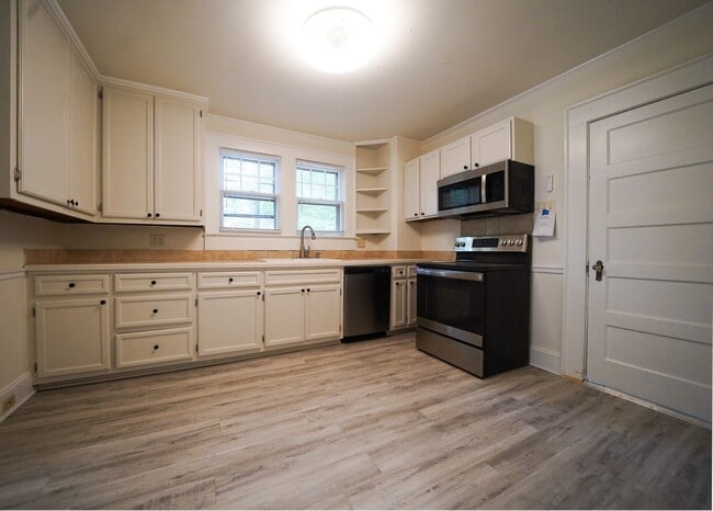 Building Photo - 3 bed 2 bath Updated Bungalow - Private ba...
