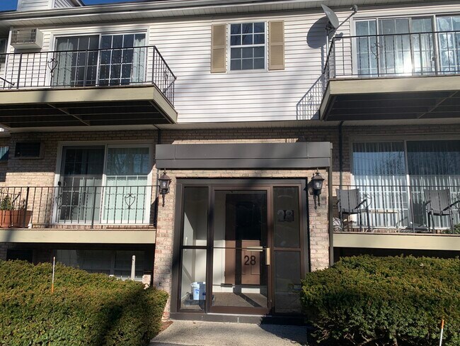 Entrance - 28 Williamsburg Ct
