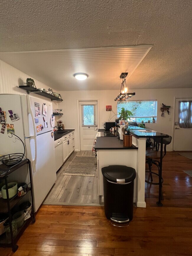 Building Photo - 320 Lakeview St