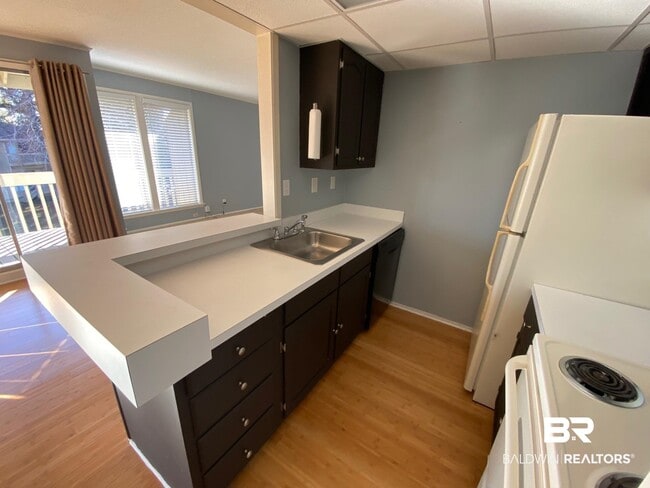 Building Photo - 2055 Sea Cliff Dr N