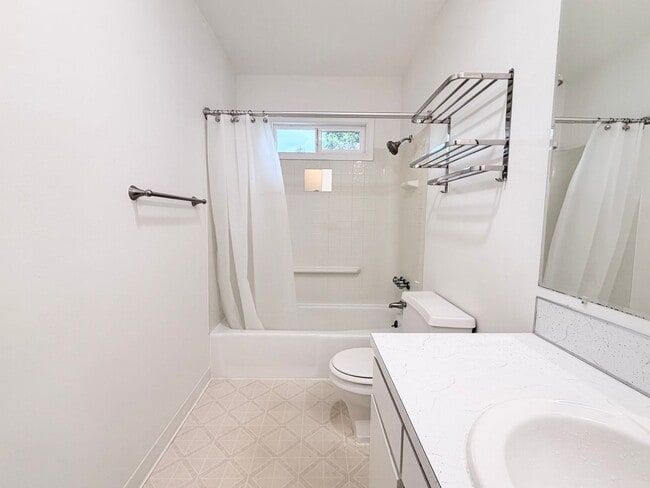Building Photo - Tastefully Updated 2BR/1BA Home - Deck, Fenced Yard, Parking, Laundry, and more!