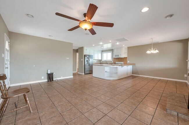 Building Photo - CHARMING 3-BED 2-BATH NEAR THE BAY WITH SPECTACULAR CANYON VIEW