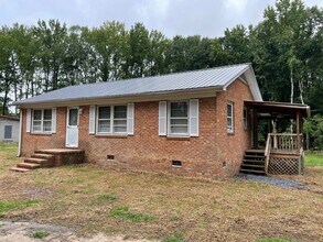 Building Photo - NEWLY RENOVATED 2 BED, 2 BATH HOME WITH GA...