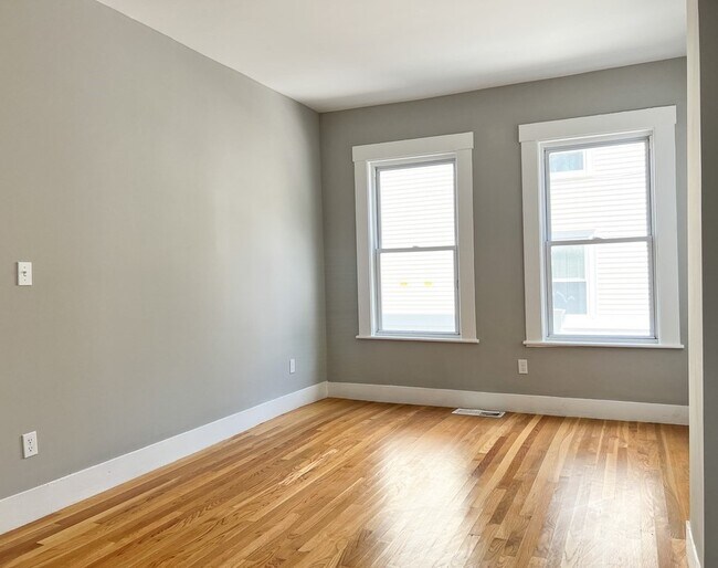 Building Photo - 642 Moody St