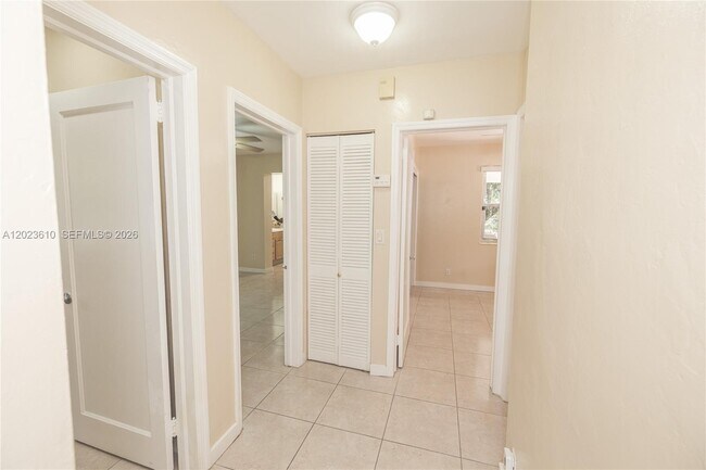 Building Photo - 540 SW 60th Ave