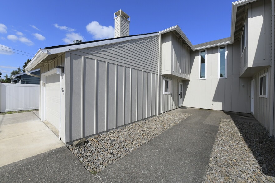 Building Photo - 1224 46th Pl SE