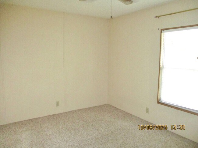 Building Photo - Charming 2-bedroom, 1-bathroom home locate...