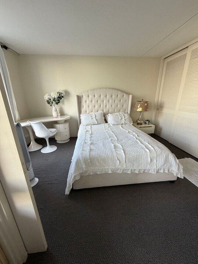 Building Photo - Experience Tranquil Condo Living at the Edge of Waikiki