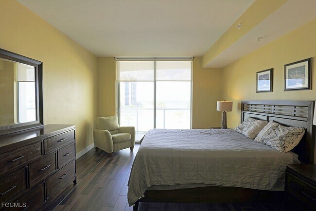 Building Photo - 3000 Oasis Grand Blvd