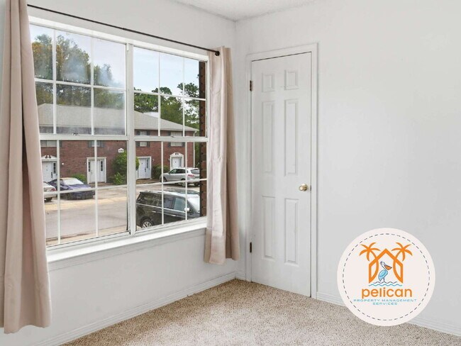 Building Photo - Bright townhome in the heart of Pensacola