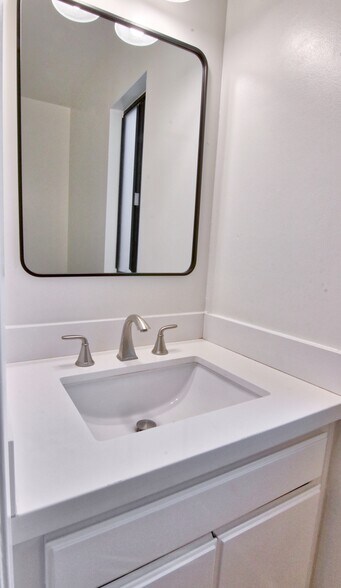 Building Photo - 1050 Seco St