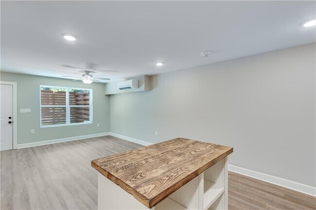 Building Photo - 710 Jesse Jewell Pkwy SE