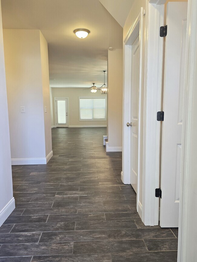 Building Photo - 215 Claudia Dr