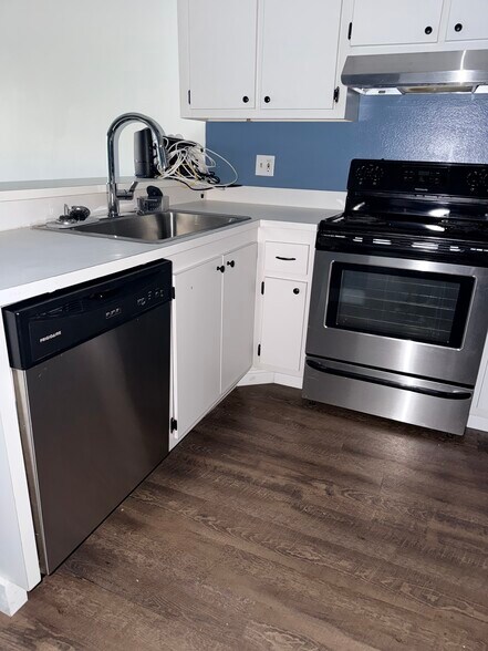 Building Photo - 5920 7th Ave W