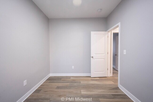 Building Photo - "Spacious & Modern 3-Bedroom Duplex on North Dexter Street – Your Perfect Indianapolis Retreat!"