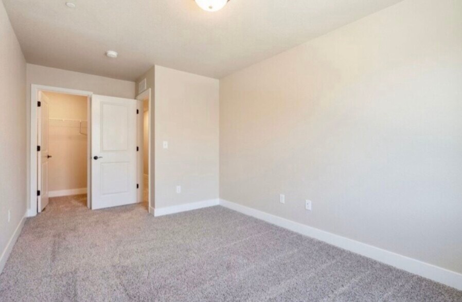 Building Photo - 6933 4th Street Rd