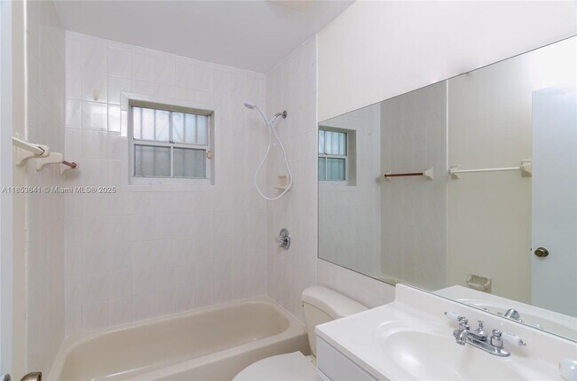 Building Photo - 3373 SW 28th Terrace