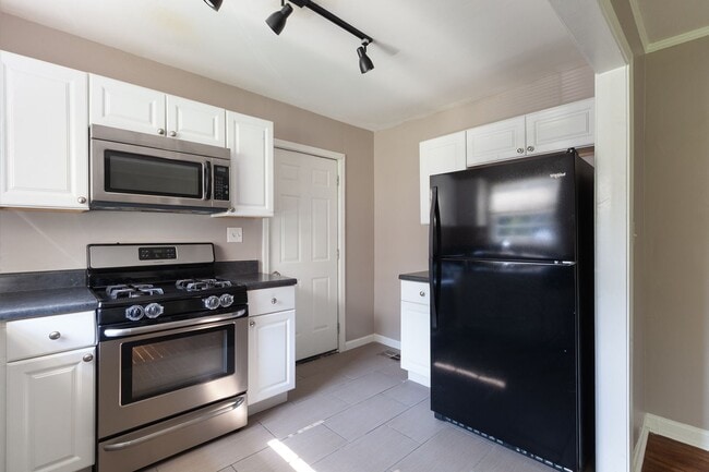 Building Photo - Charming Renovated Bungalow in Grove Park ...