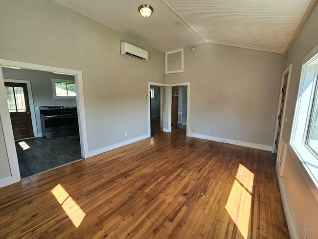 Building Photo - 2109 Anderson Ave