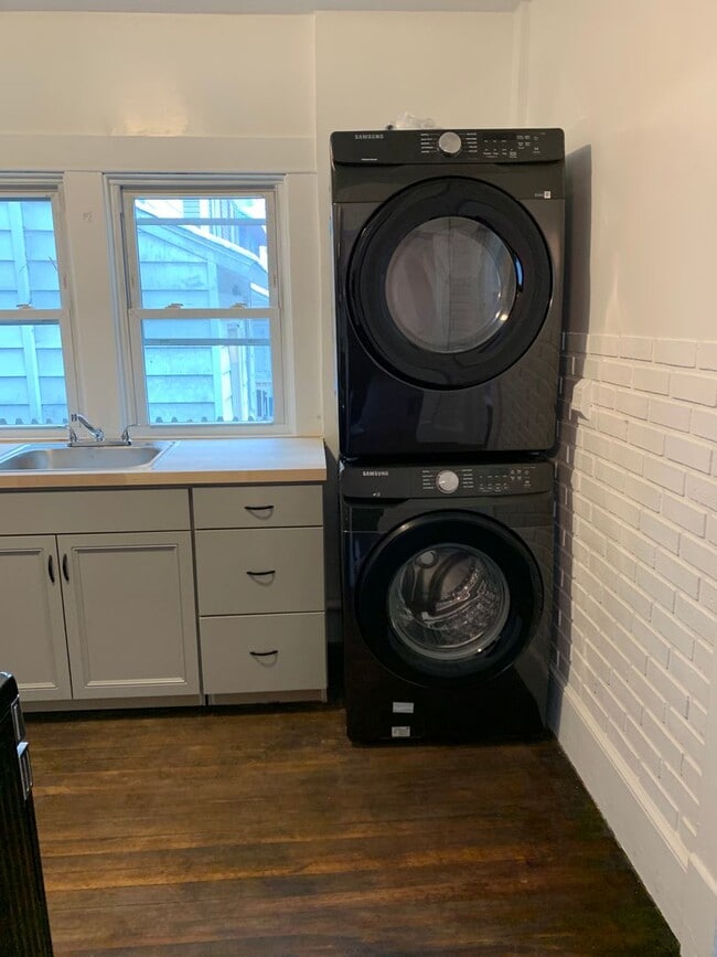 Building Photo - 3 Bedroom Single-Family Home